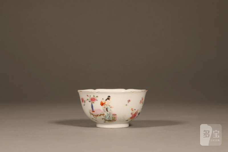 清雍正 粉彩仕女教子花口杯 - 图2